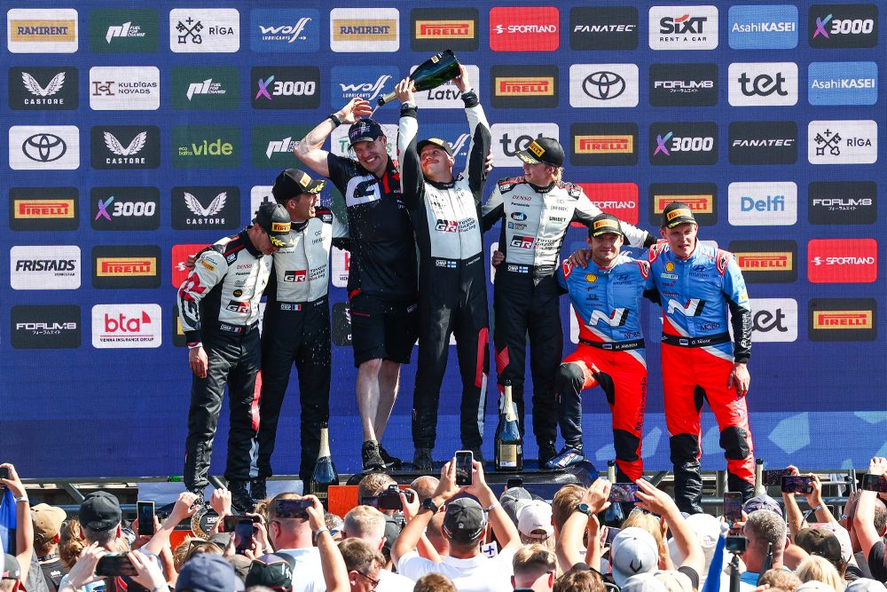 Das Podium in Lettland: Kalle Rovanperä/Jonne Halttunen mit Teamchef Jari-Matti Latvala, Sébastien Ogier/Vincent Landais auf Platz zwei und Ott Tänak/Martin Järveoja auf Platz drei