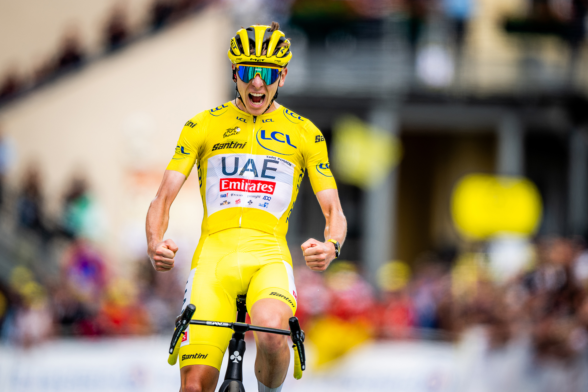 Der Slowene Tadej Pogacar jubelt, als er nach der 14. Tour-de-France-Etappe die Ziellinie überquert