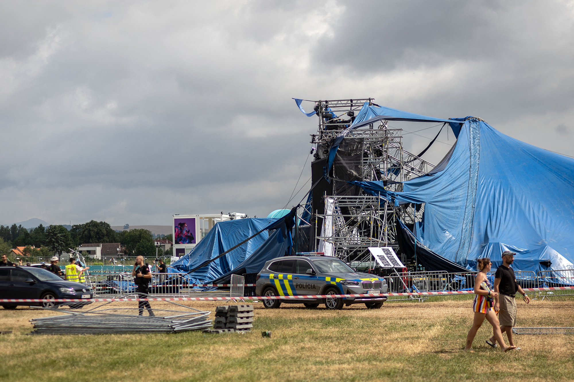 Das Zelt über der Bühnenkonstruktion auf dem Gelände des Open-Air-Musikfestivals "Pohoda" in Trencin in der Slowakei ist eingestürzt