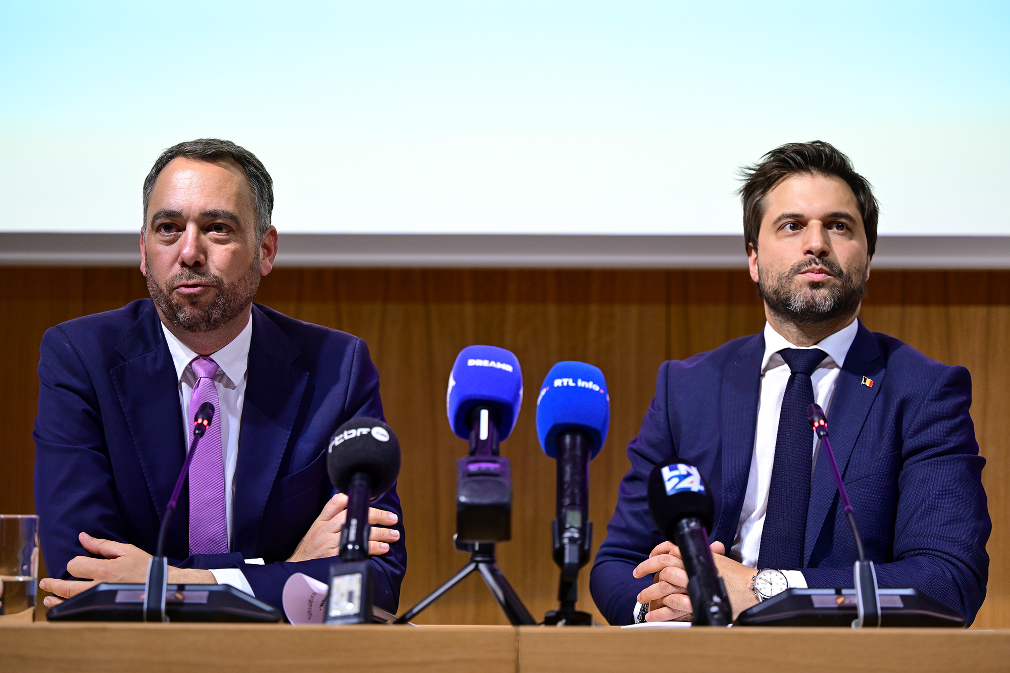 Maxime Prévot und Georges-Louis Bouchez stellen das Regierungsabkommen vor