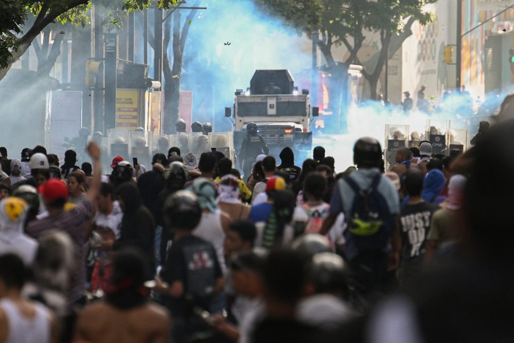 Menschen protestieren in der venezuelanischen Hauptstadt Caracas gegen das Ergebnis der Präsidentenwahl