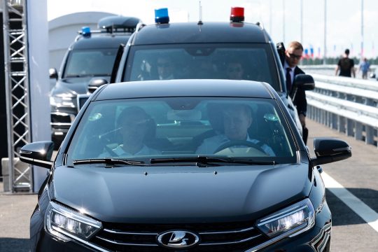 Der russische Präsident Wladimir Putin fährt einen Lada Aura, als er in der Region Twer zur Verkehrsfreigabe des neuen Abschnitts der Autobahn M-11 zwischen Moskau und Sankt Petersburg eintrifft