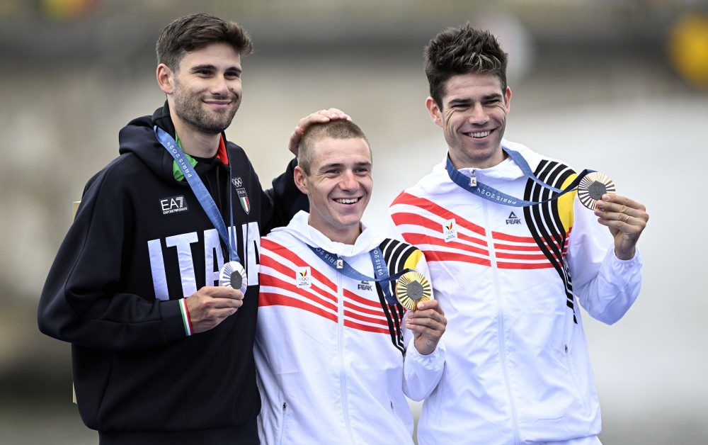 Strahlende Gesichter: Zeitfahrweltmeister Remco Evenepoel schnappte sich auch Olympiagold, Wout Van Aert sorgte mit Bronze für die zweite belgische Medaille, Filippo Ganna us Italien holte Silber (Bild: Jasper Jacobs/Belga)