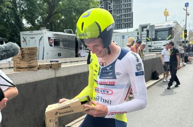 Laurenz Rex im Ziel der Tour de France