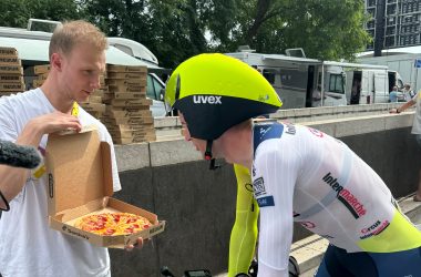 Laurenz Rex im Ziel der Tour de France