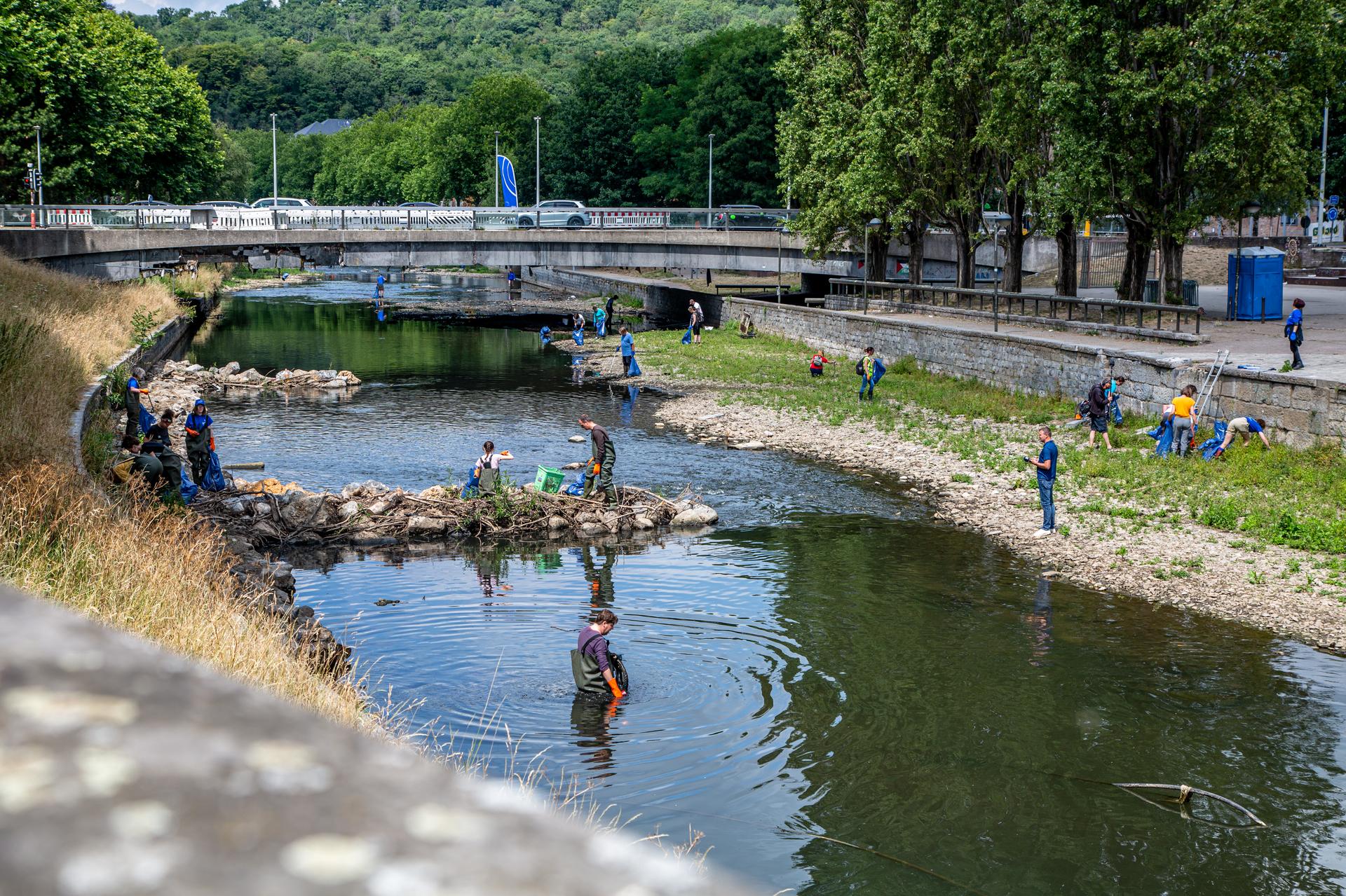 Freiwillige säubern die Weser - drei Jahre nach den Überschwemmungen