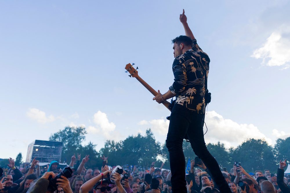 Mike Kerr von Royal Blood beim Festival "Eurockéennes de Belfort" in Frankreich