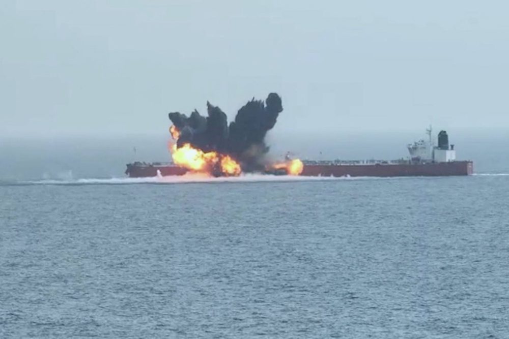 Ein vom jemenitischen Huthi Ansarullah Media Center zur Verfügung gestelltes Bild zeigt den angeblichen Beschuss des unter liberianischer Flagge fahrenden Rohöltankers "Chios Lion" im Roten Meer