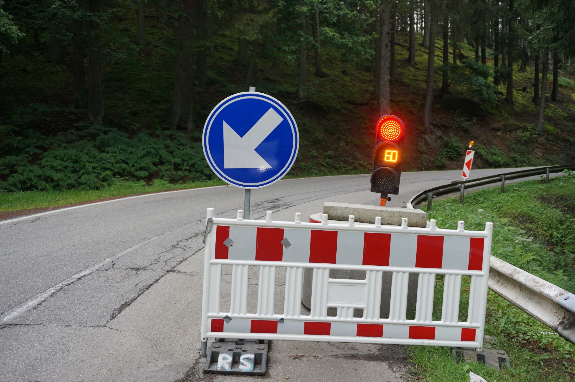 An der N68 zwischen Malmedy und Xhoffraix ist die Böschung abgesackt - eine Ampel regelt derzeit den Verkehr (Bild: Stephan Pesch/BRF)