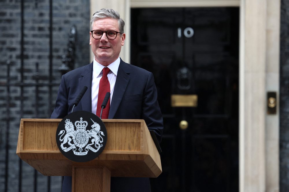 Der neue britische Premierminister und Vorsitzende der Labour-Partei, Keir Starmer, spricht nach seinem Wahlsieg vor der Downing Street 10 in London