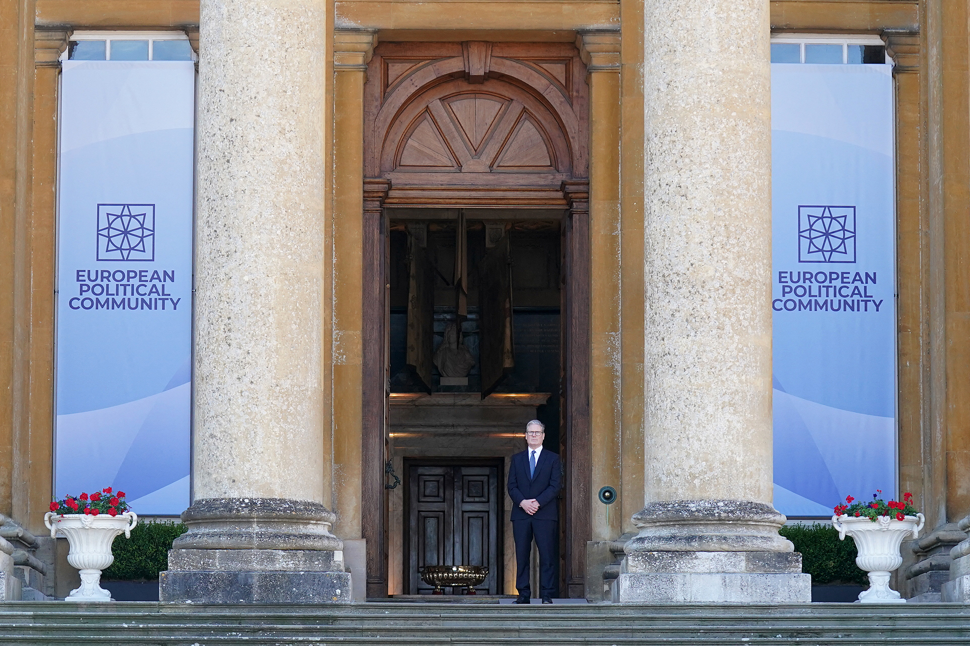 Keir Starmer wartet vor dem Blenheim Palace in Woodstock auf seine Gäste