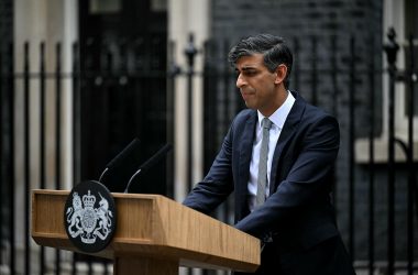 Großbritanniens scheidender Premierminister und Vorsitzender der Konservativen Partei, Risihi Sunak, gibt nach seiner Wahlniederlage eine Erklärung vor der Downing Street 10 in London ab