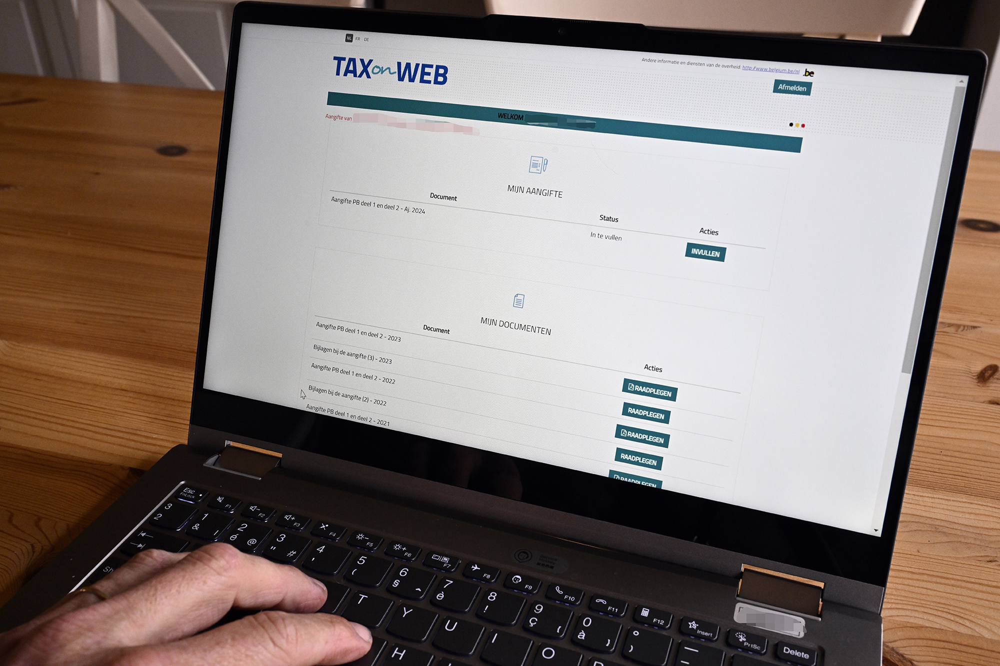 Ein aufgeklappter Laptop zeigt die Webseite des belgischen Steuerportals Tax-on-web