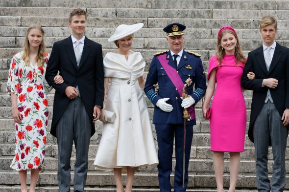 Nach dem Te Deum zum Nationalfeiertag: Prinzessin Eleonore, Prinz Gabriel, Königin Mathilde, König Philippe, Kronprinzessin Elisabeth, Prinz Emmanuel vor der Kathedrale