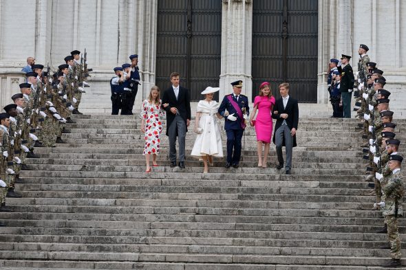 Nach dem Te Deum zum Nationalfeiertag: Prinzessin Eleonore, Prinz Gabriel, Königin Mathilde, König Philippe, Kronprinzessin Elisabeth, Prinz Emmanuel vor der Kathedrale