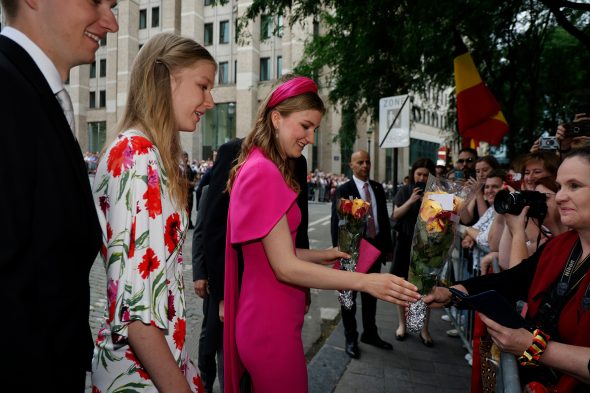 Prinzessin Eleonore und Kronprinzessin Elisabeth beim Bad in der Menge