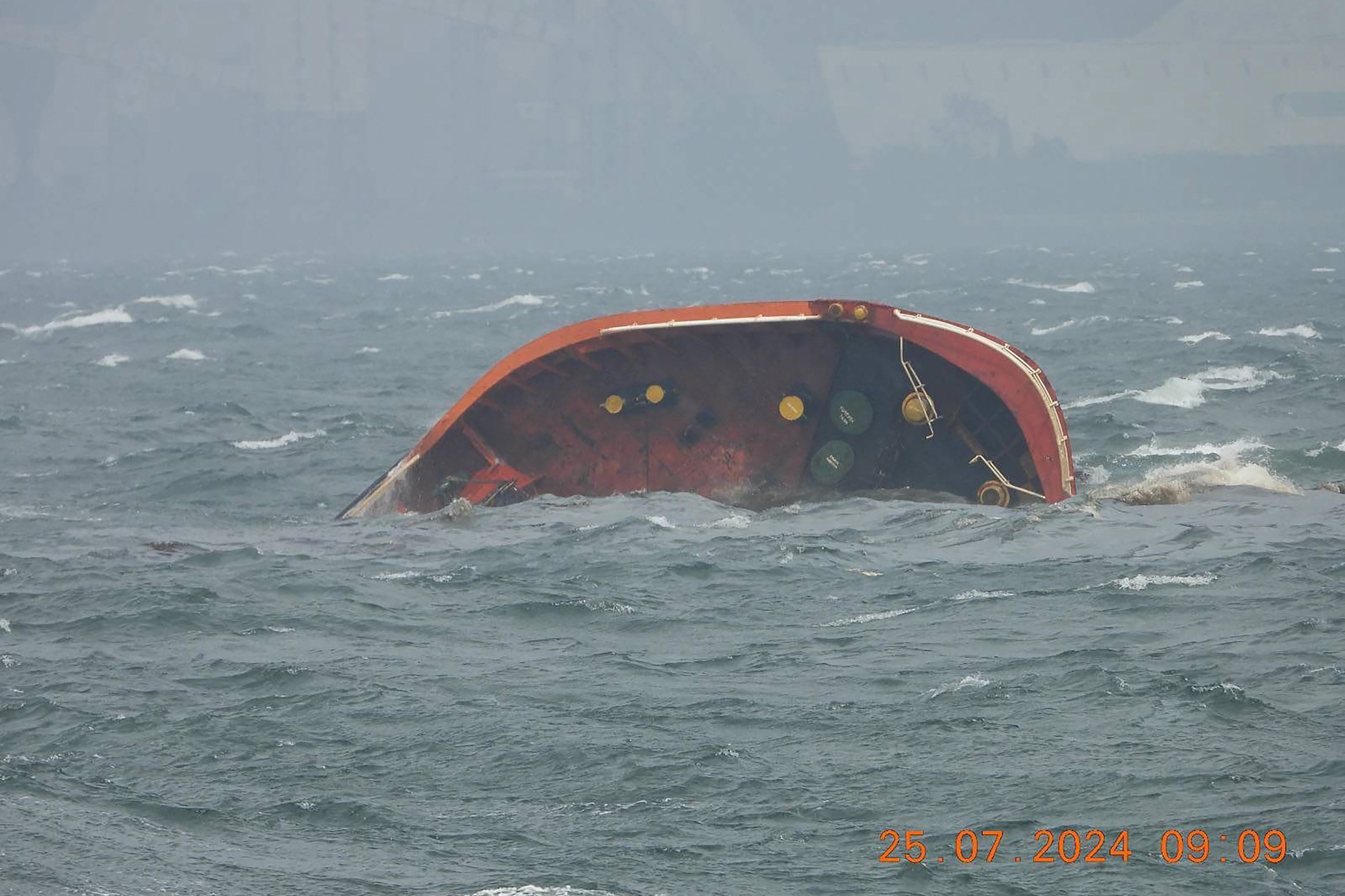 Teile des in der Manilabucht liegenden Tankers "Terra Nova"