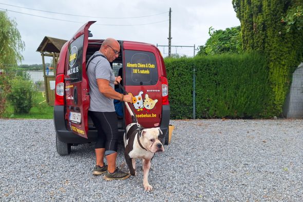 Viktor Louis mit seinem Hund Watson (Bild: Moritz Korff/BRF)