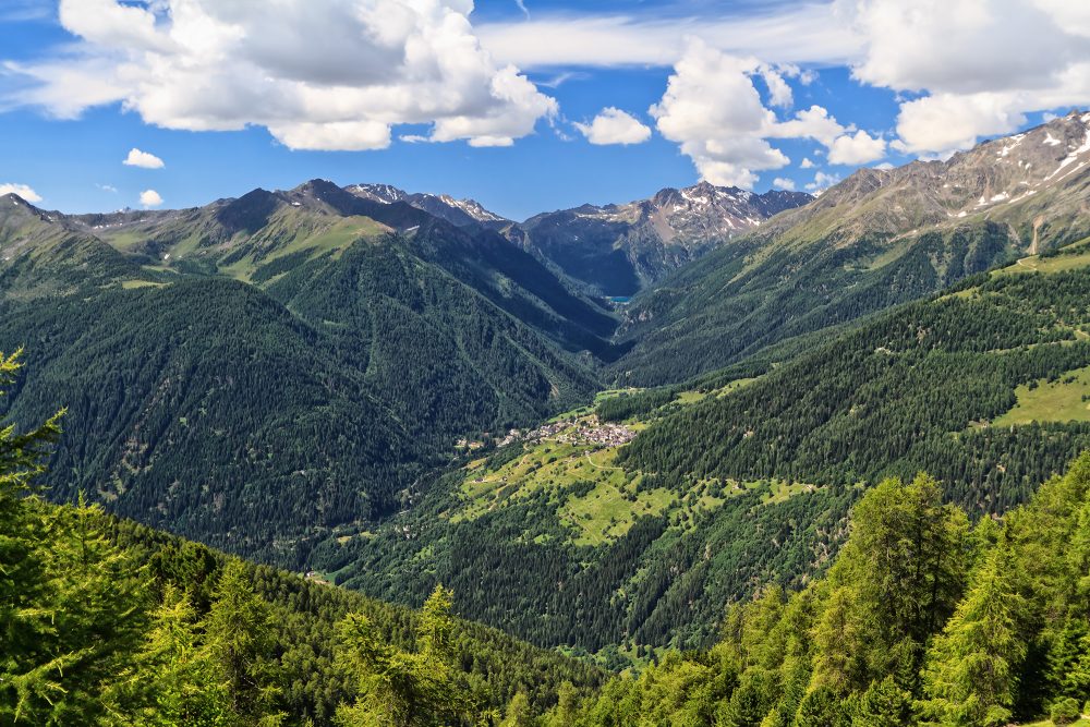 Das Panoramabild zeigt einen Ausblick auf die Region Trentino in Norditalien