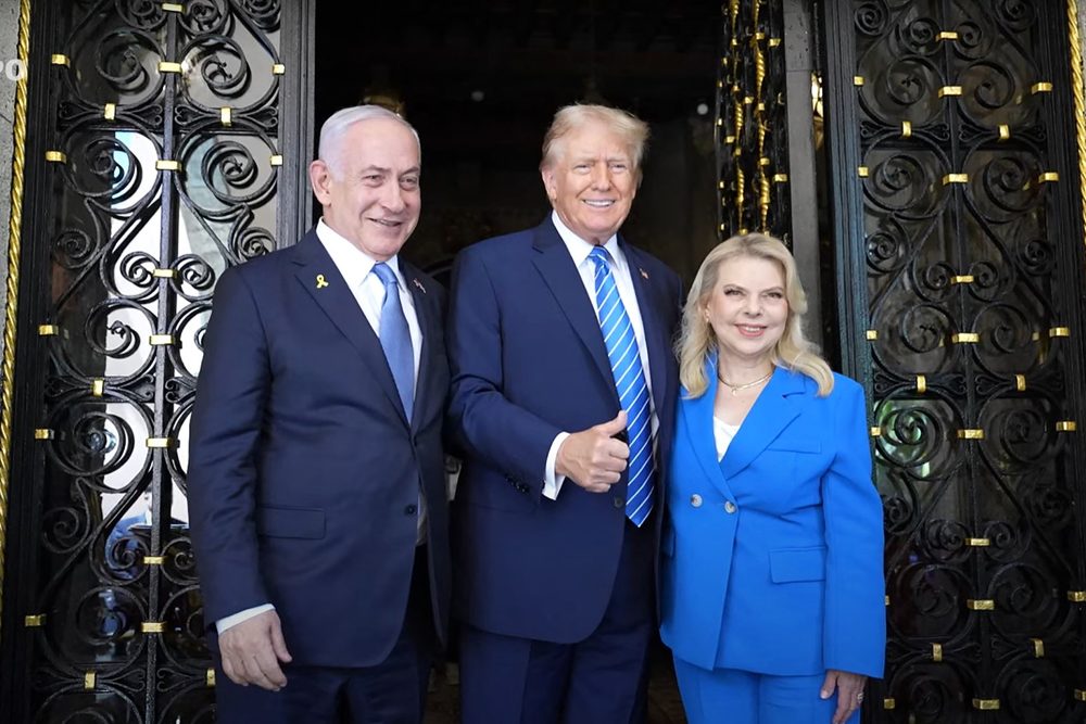 Donald Trump (M.) mit Israels Ministerpräsident Benjamin Netanjahu und dessen Frau Sara