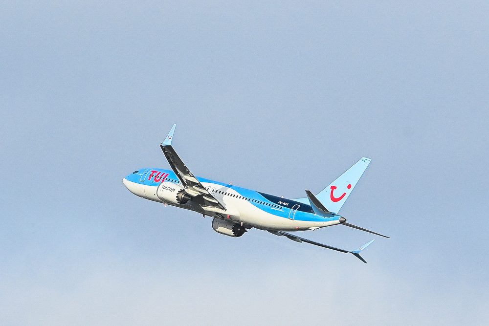 Boeing von Tui Belgien nach dem Start am Brüsseler Flughafen