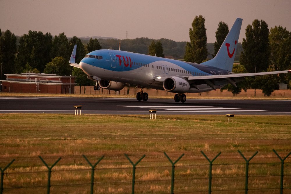 Tui-Flugzeug bei der Landung am Flughafen Brüssel