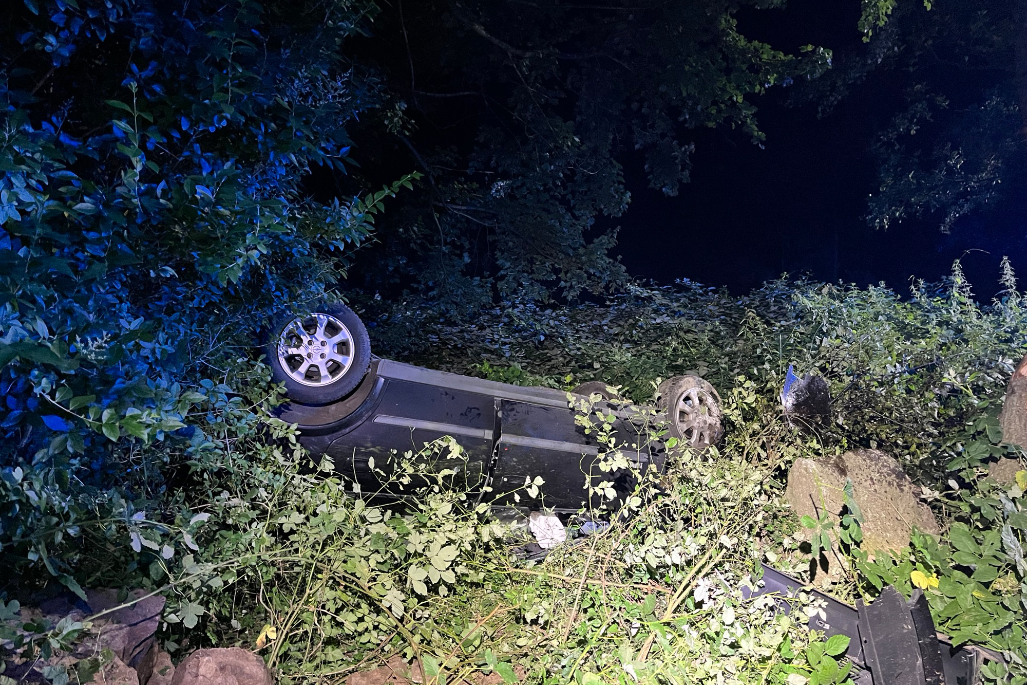 Auto landet in Stolberg auf dem Dach