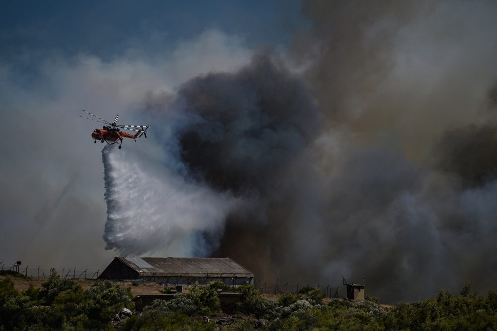 Löschhubschrauber kämpfen in Griechenland gegen die Flammen