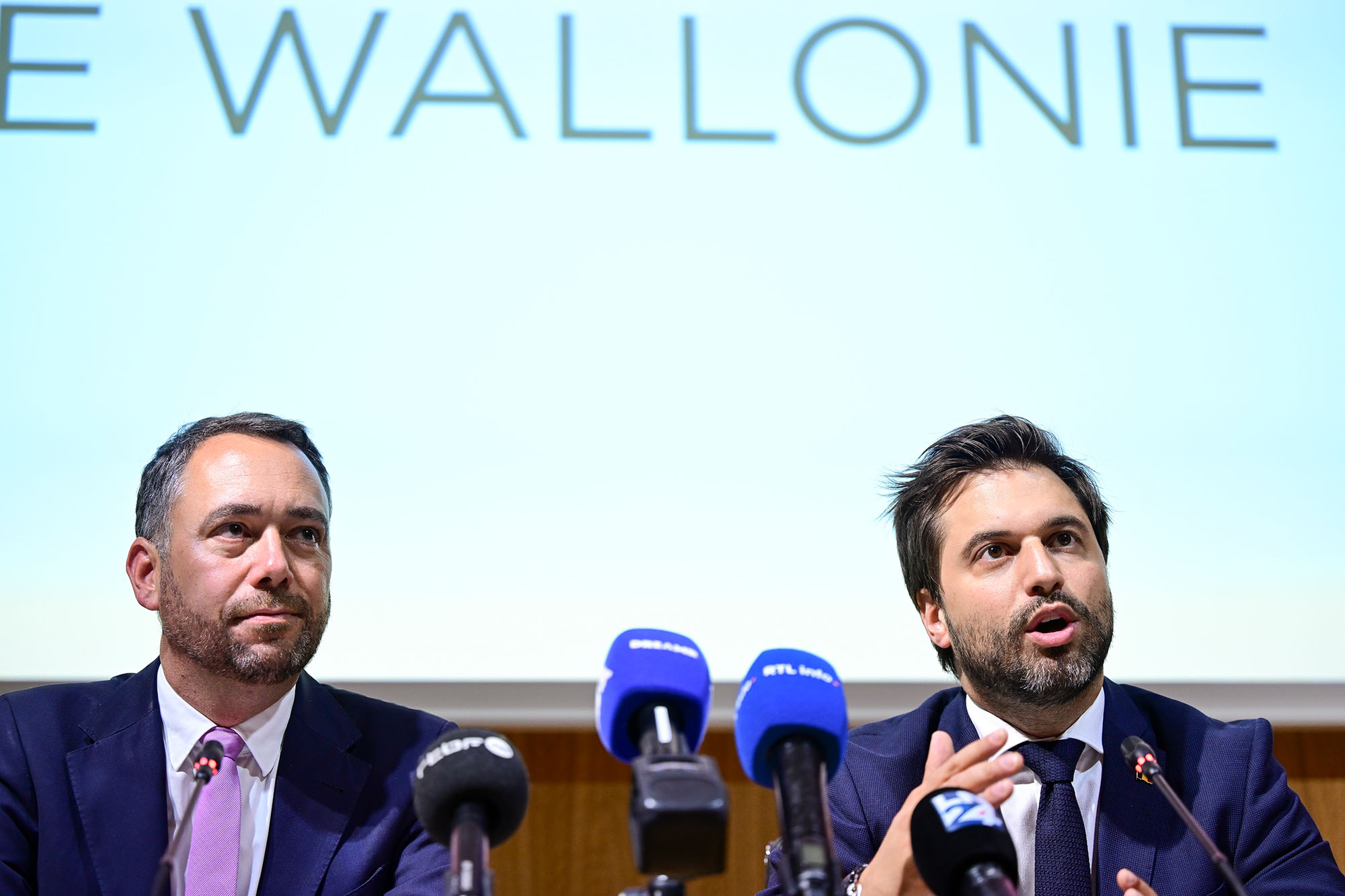 MR und Les Engagés stellen Regierungsprogramm für Wallonie und FG vor