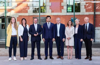 (vlnr.) Ministerin Anne-Catherine Dalcq, Ministerin Jacqueline Galant, Minister Francois Desquennes, Ministerpräsident Adrien Dolimont, Vize-Ministerpräsident Pierre-Yves Jeholet, Ministerin Valerie Lescrenier, Ministerin Cecile Neven und Minister Yves Coppieters