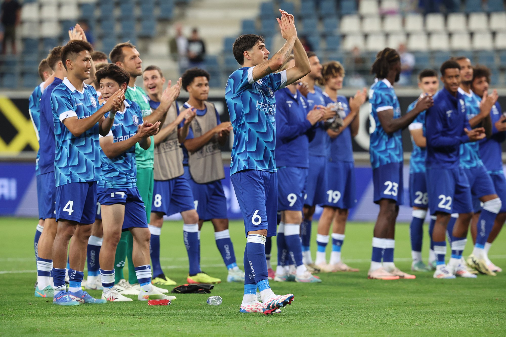 Omri Gandelman von KAA Gent jubelt nach dem Sieg seines Vereins gegen den dänischen Verein Silkeborg IF im Rückspiel in der dritten Qualifikationsrunde für die UEFA Conference League