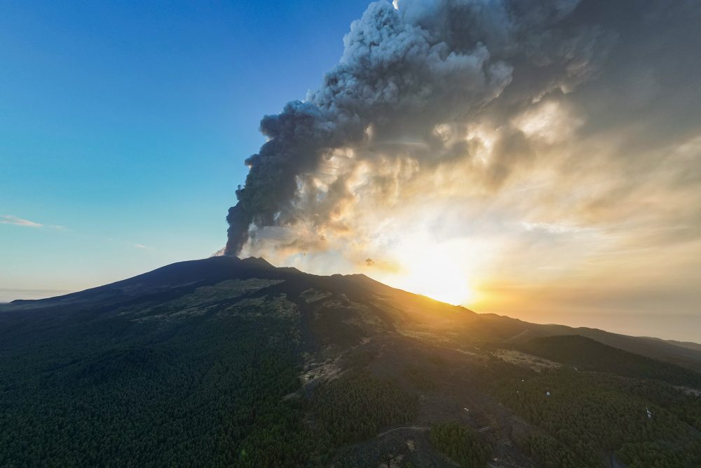 Aus dem Vulkan Ätna auf der Insel Sizilien steigt eine riesige Aschewolke