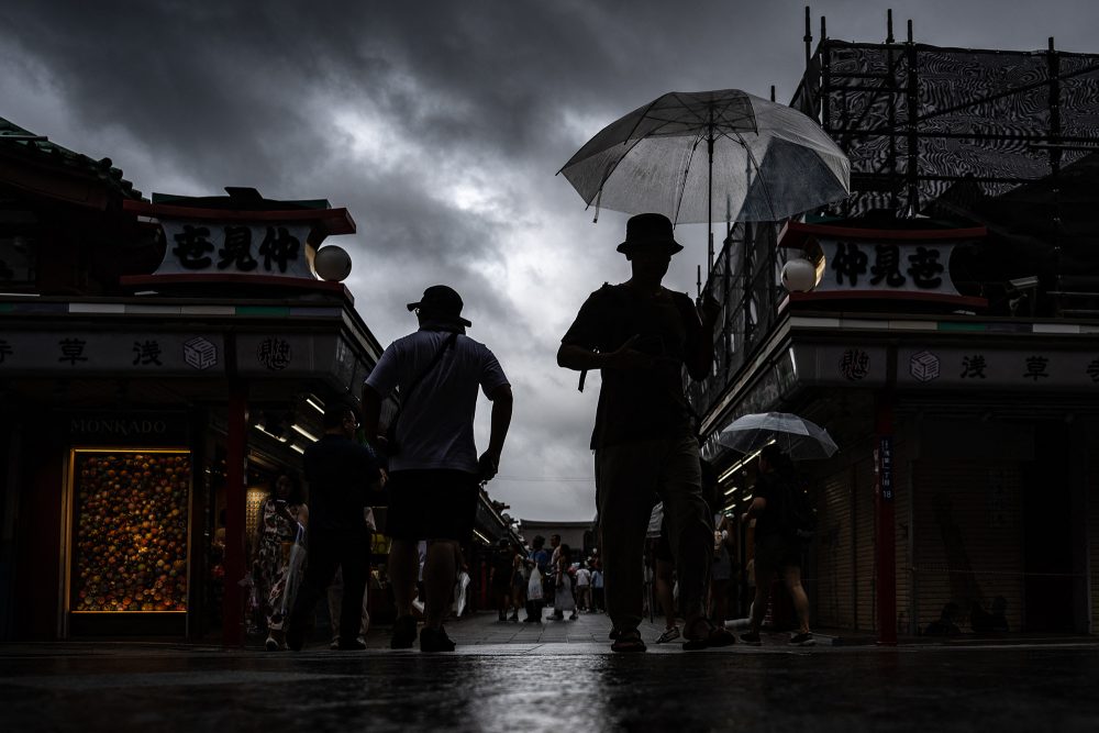 Menschen besuchen den Sensoji-Tempel im Tokioter Stadtteil Asakusa am 16. August 2024, während der Taifun Ampil auf Japans Hauptstadt zukommt