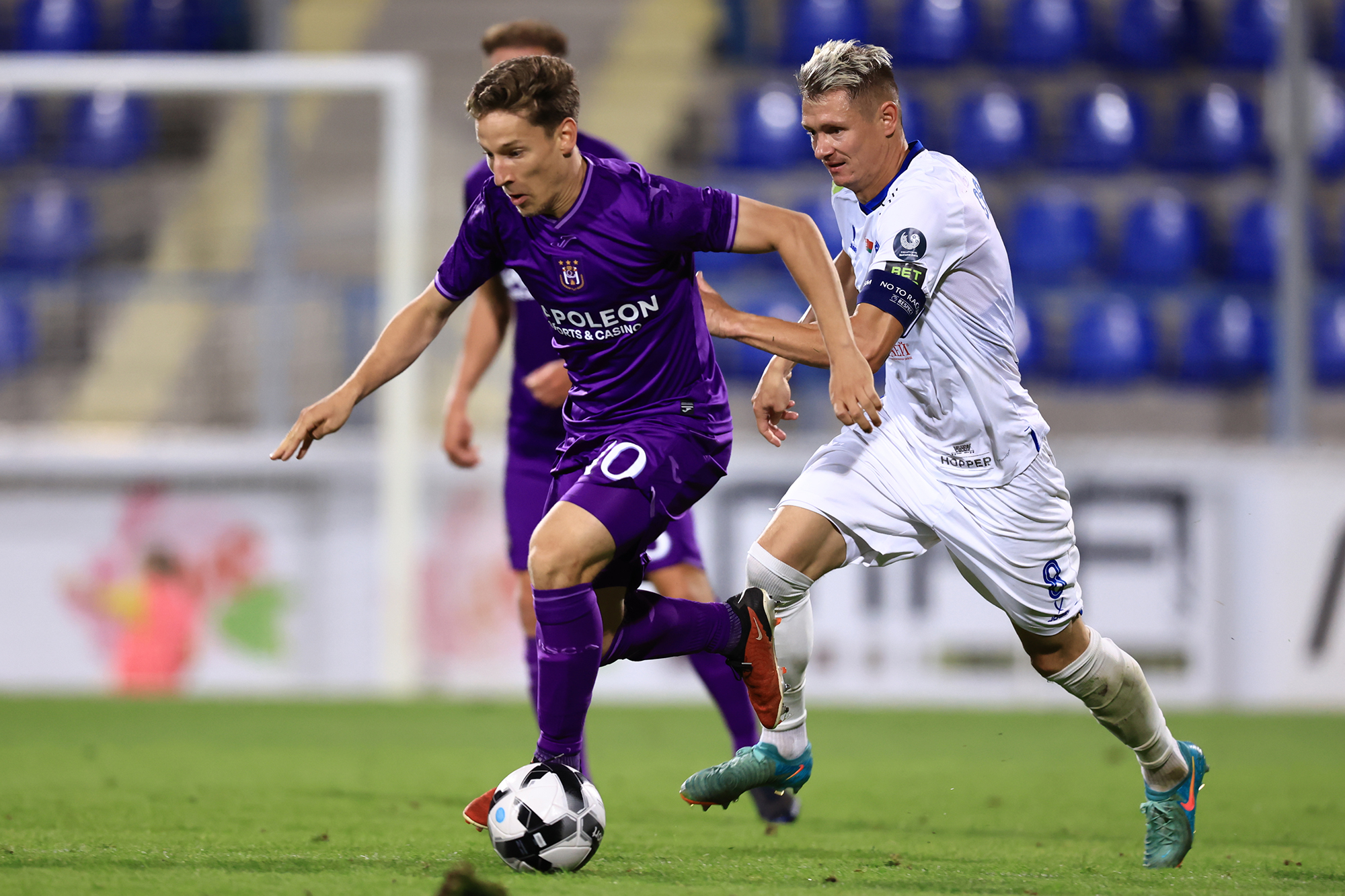 Spieler von RFC Anderlecht und Dinamo Minsk kämpfen um den Ball