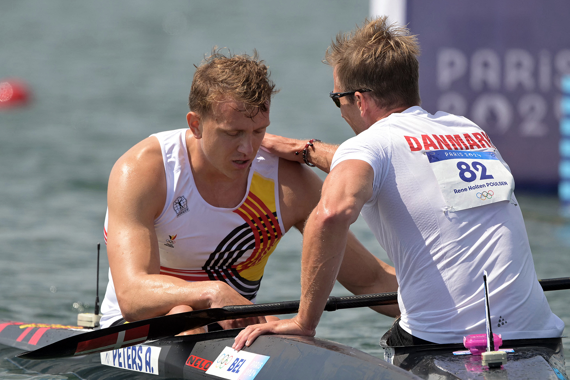 Rene Holten Poulsen (Dänemark) tröstet Artuur Peters nach dem Viertelfinale