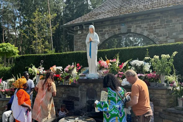 Tausende Pilger an Maria Himmelfahrt in Banneux