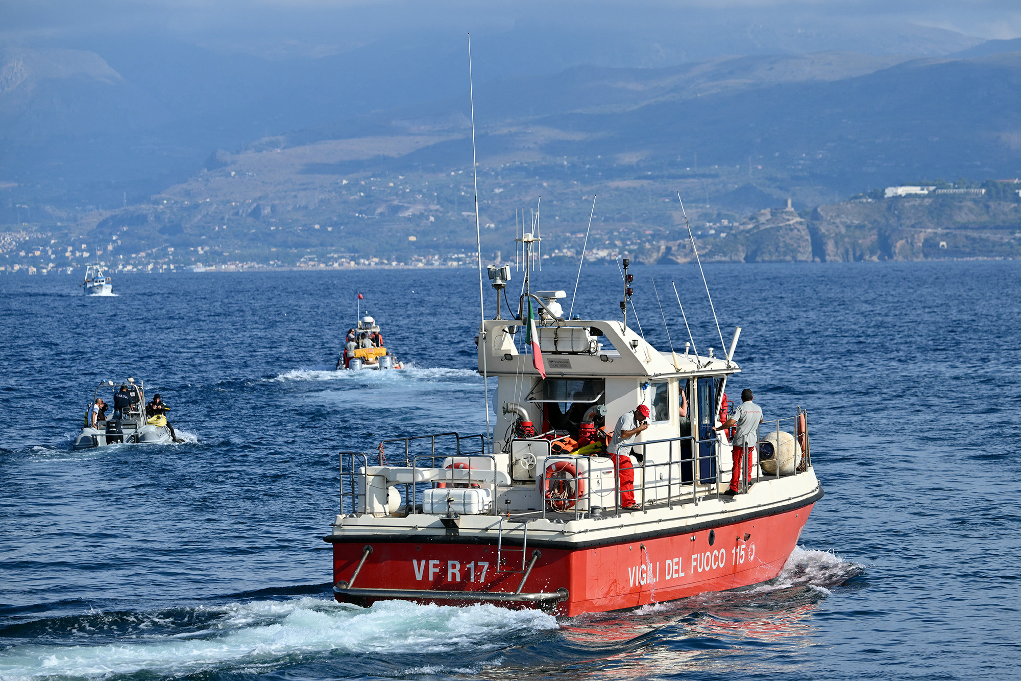 Rettungsboote vor der Einfahrt in den Hafen von Porticello bei Palermo