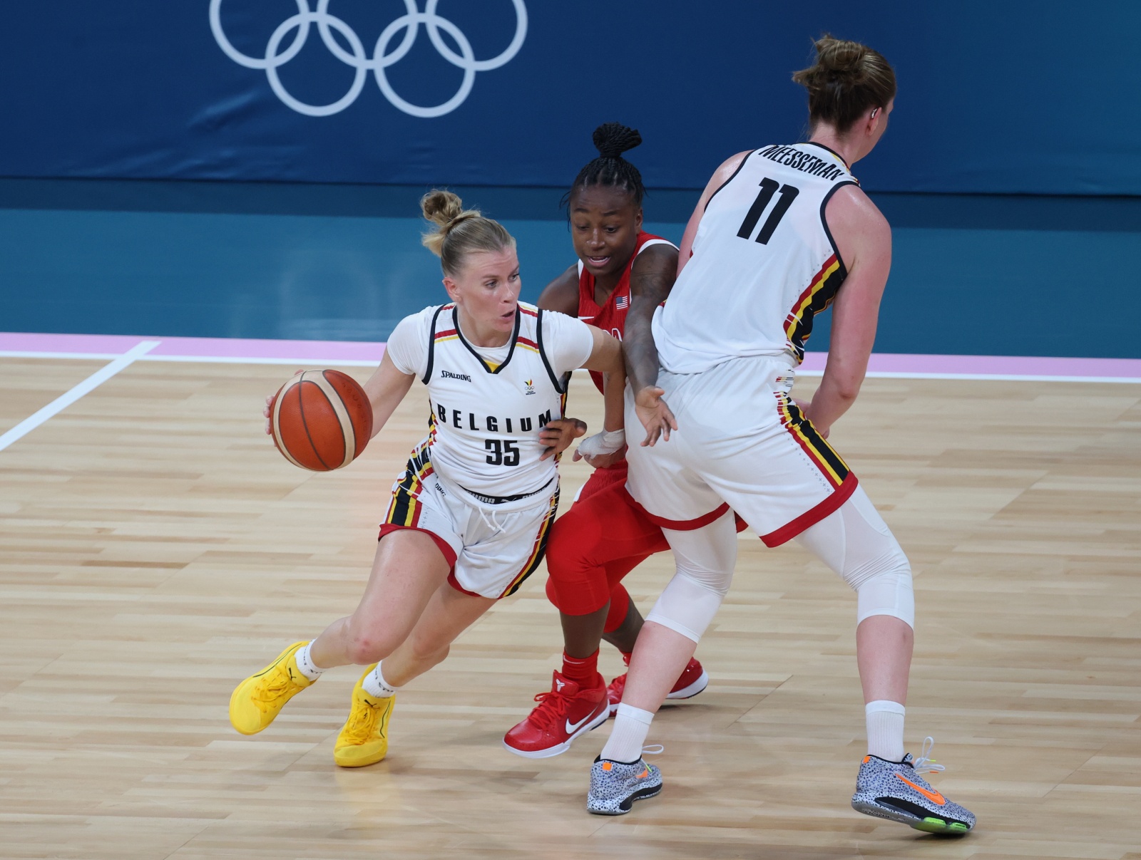 Olympia: Julie Vanloo und Emma Meesseman kämpfen mit Jewell Loyd aus den USA