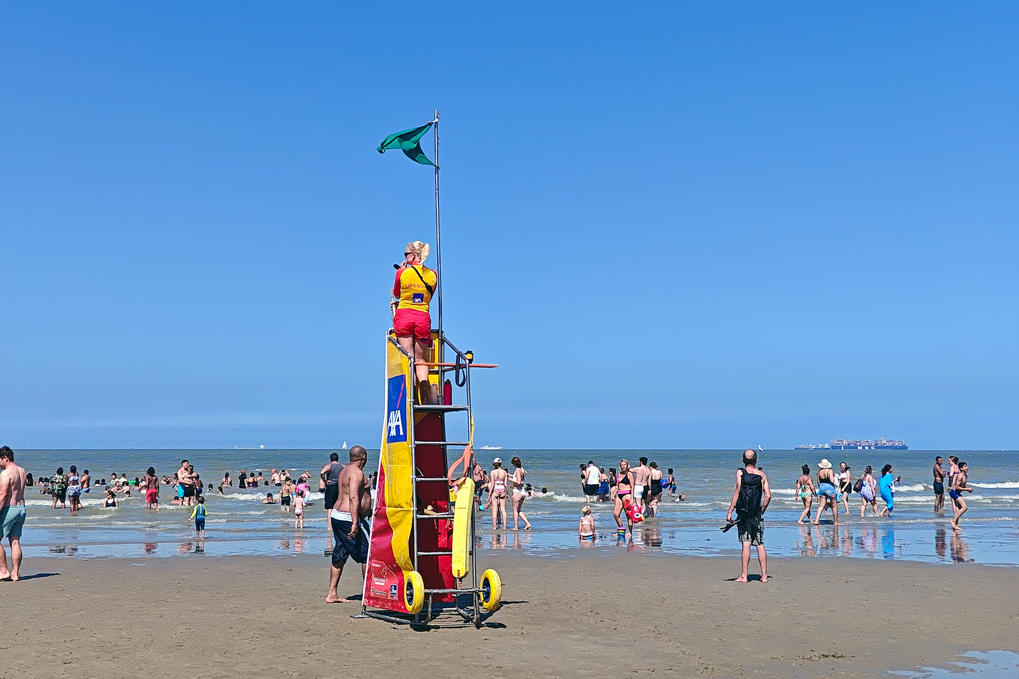 Menschen tummeln sich an der belgischen Küste in Blankenberge am Strand