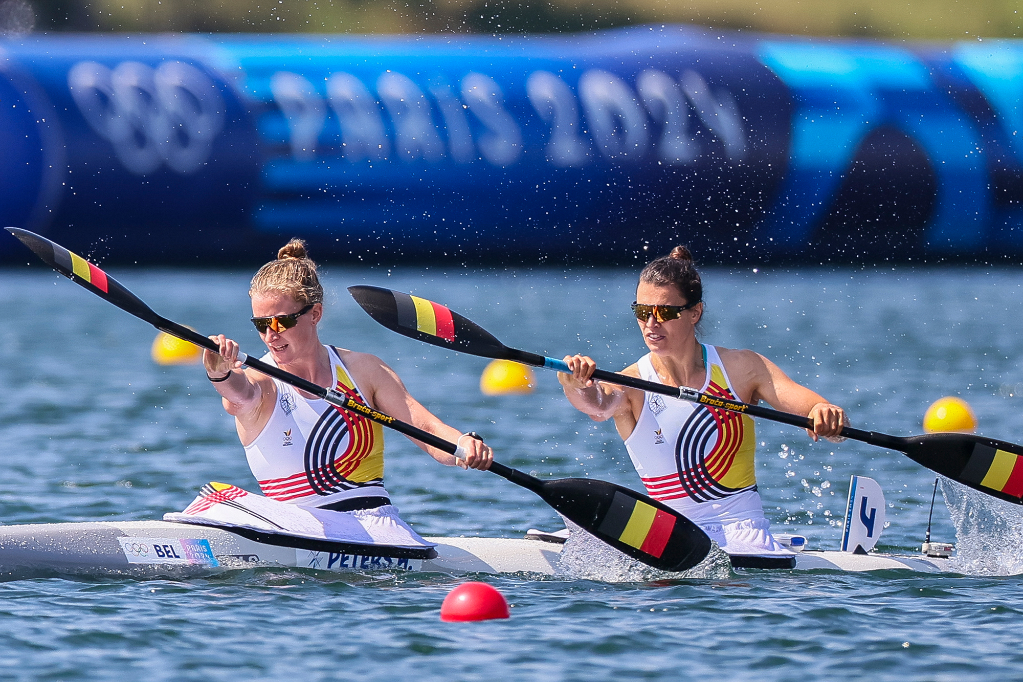 Hermien Peters und Lize Broekx qualifizieren sich im K2 500 Meter fürs Halbfinale