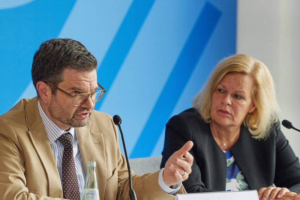 Bundesjustizminister Marco Buschmann und Bundesinnenministerin Nancy Faeser stellen auf einer Pressekonferenz in Berlin Maßnahmen vor, die unter anderem schärfere Messergesetze vorsehen