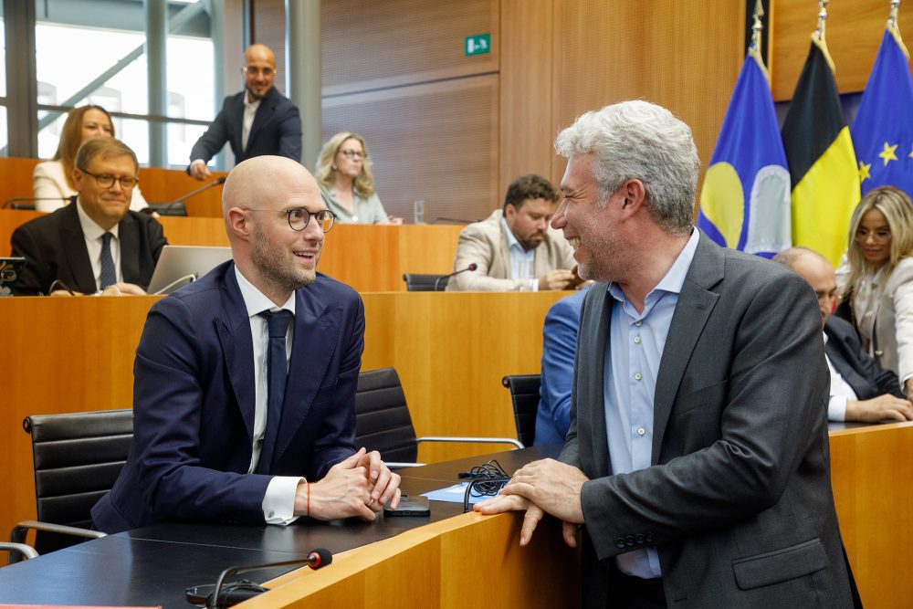 David Leisterh (l.) im Gespräch mit Alain Maron im Parlament in Brüssel