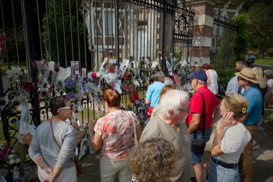 Fans vor dem Delon-Anwesen La Brûlerie