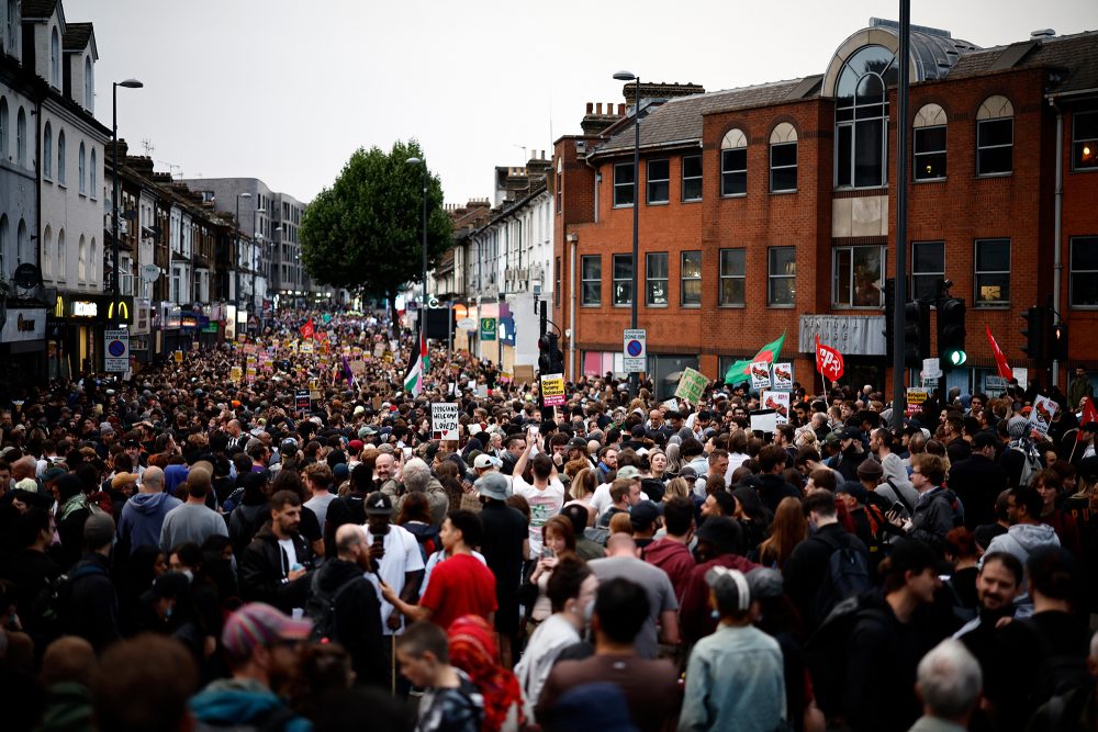 Menschen protestieren in London gegen Rassismus und rechtsextreme Gewalt