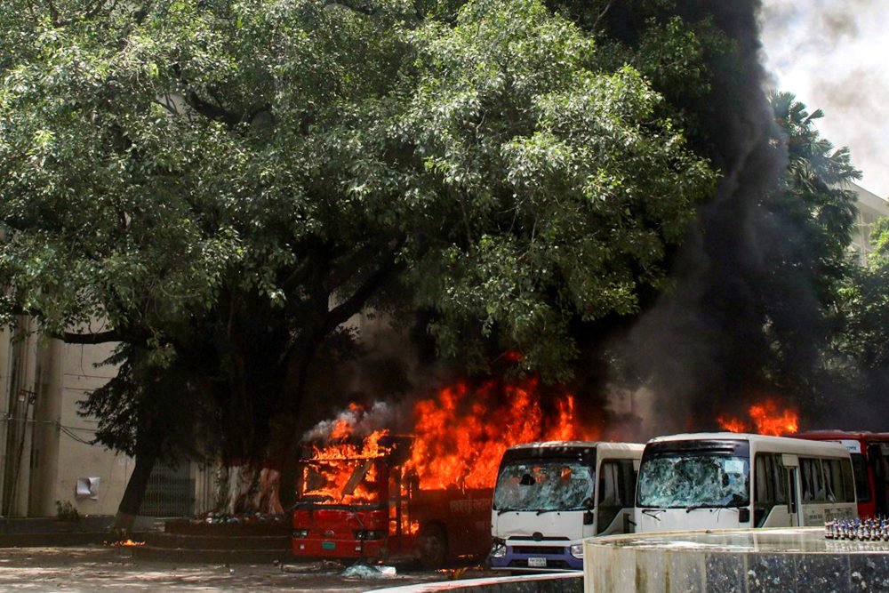 Brennender Bus nach Zusammenstößen in Dhaka