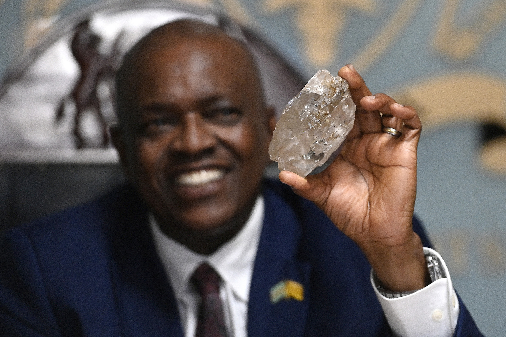 Mokgweetsi Masisi, der Präsident von Botsuana, mit dem Rohdiamant