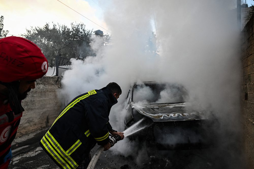 Ein Feuerwehrmann löscht die Flammen eines brennenden Autos in der Kleinstadt Zababdeh südöstlich von Dschenin im besetzten Westjordanland