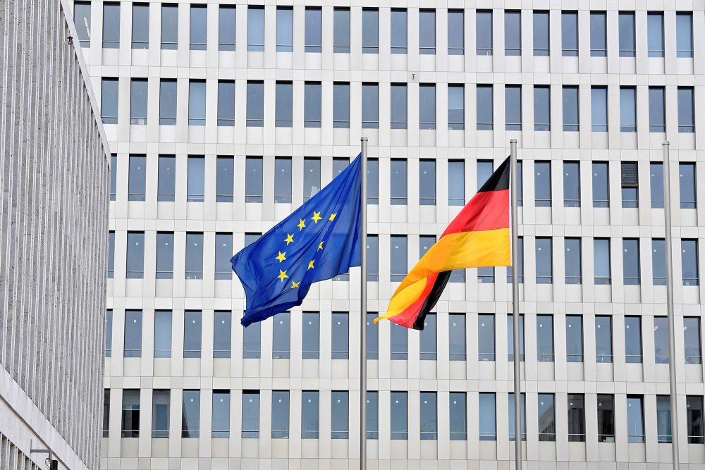 Europäische Flagge und deutsche Flagge in Berlin