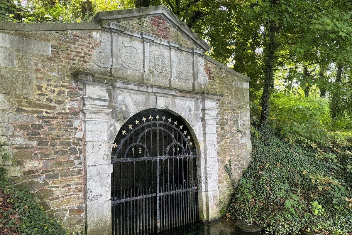 Ein steinernes Portal mit einer geschlossenen Eisentür mit der Jahreszahl 1633