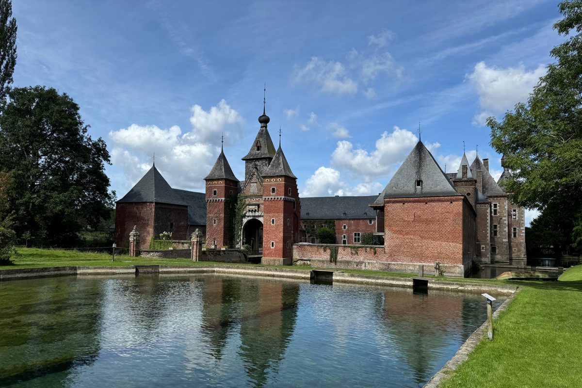 Ein kleines Schloss liegt genau neben der Forellenzucht